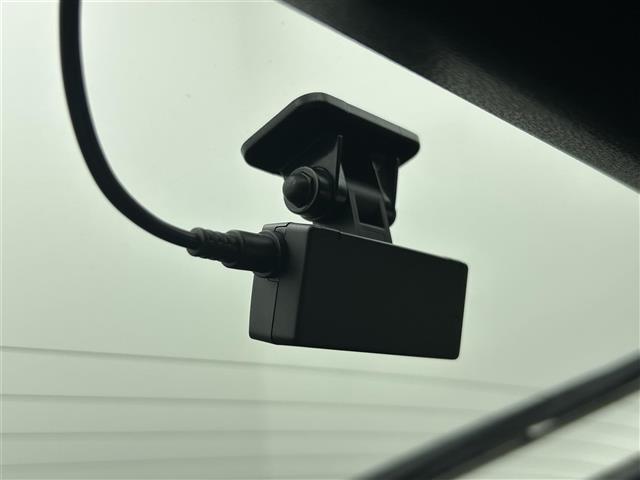 プリウス ＳセーフティプラスＩＩ　禁煙車　純正ナビ（ＣＤ・ＤＶＤ・フルセグ・ＢＴ・ＳＤ）全周囲カメラ　社外前後ドライブレコーダー　ビルトインＥＴＣ　前後クリアランスソナー　レーダークルーズコントロール　ブラインドスポットモニター（6枚目）