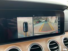 全周囲カメラとセンサーは狭い場所でも安心して駐車できるようにサポート。タッチスクリーンの表示と音で障害物との距離を確認できます。車幅感覚に慣れていない方や駐車の苦手な方には必見の装備といえます♪ 4