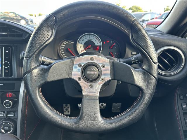 ８６ ＧＴ　ＭＯＭＯステアリング　純正ナビ　フルセグＴＶ　Ｂカメ　前後ドラレコ　スマートキー　　ＥＴＣ　ＡＷ　フルオートエアコン　電動格納ミラー　ＨＩＤヘッド　フォグランプ　ヘッドライトレベライザー（7枚目）