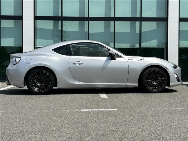 ８６ ＧＴ　ＭＯＭＯステアリング　純正ナビ　フルセグＴＶ　Ｂカメ　前後ドラレコ　スマートキー　　ＥＴＣ　ＡＷ　フルオートエアコン　電動格納ミラー　ＨＩＤヘッド　フォグランプ　ヘッドライトレベライザー（16枚目）