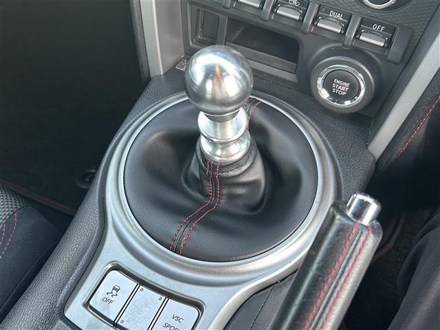 ８６ ＧＴ　ＭＯＭＯステアリング　純正ナビ　フルセグＴＶ　Ｂカメ　前後ドラレコ　スマートキー　　ＥＴＣ　ＡＷ　フルオートエアコン　電動格納ミラー　ＨＩＤヘッド　フォグランプ　ヘッドライトレベライザー（27枚目）