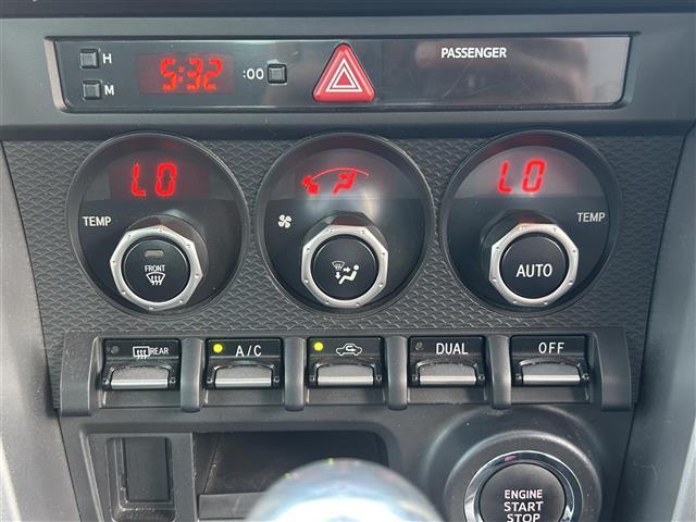 ８６ ＧＴ　ＭＯＭＯステアリング　純正ナビ　フルセグＴＶ　Ｂカメ　前後ドラレコ　スマートキー　　ＥＴＣ　ＡＷ　フルオートエアコン　電動格納ミラー　ＨＩＤヘッド　フォグランプ　ヘッドライトレベライザー（33枚目）