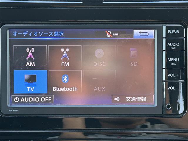 プリウス Ｓツーリングセレクション　純正７インチワイドナビ　フルセグＴＶ　Ｂｌｕｅｔｏｏｔｈ　ＣＤ　ＤＶＤ　バックカメラ　ビルトインＥＴＣ　衝突軽減カメラ　クルーズコントロール　シートヒーター　ステアリングスイッチ　ドアバイザー（4枚目）