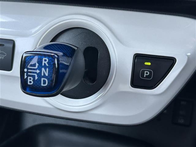 プリウス Ｓツーリングセレクション　純正７インチワイドナビ　フルセグＴＶ　Ｂｌｕｅｔｏｏｔｈ　ＣＤ　ＤＶＤ　バックカメラ　ビルトインＥＴＣ　衝突軽減カメラ　クルーズコントロール　シートヒーター　ステアリングスイッチ　ドアバイザー（31枚目）