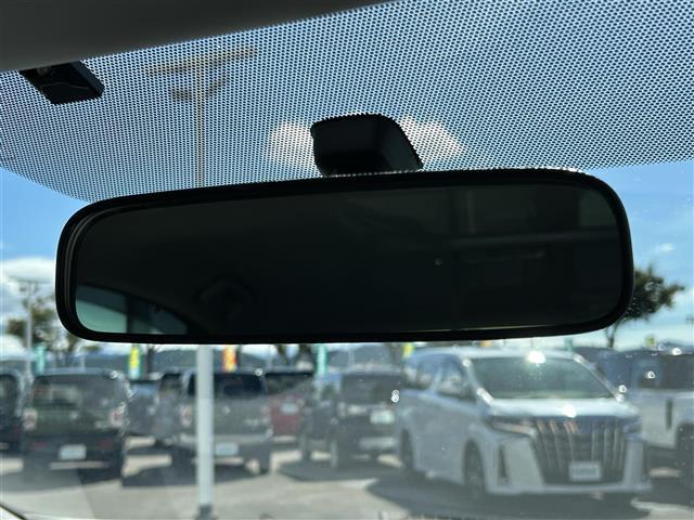 プリウス Ｓ　純正ナビ　車高調　社外グリル　Ｂカメ　ＥＴＣ　フロントカメラ　レーダー探知機　フルオートパワーウインドウ　スペアキー　電動格納ミラー　ドアバイザー　トノカバー　ＨＩＤヘッドライト　純正フロアマット（5枚目）