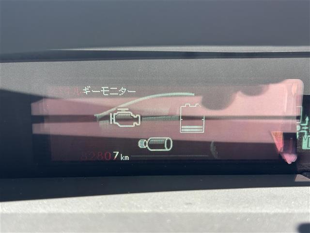 プリウス Ｓ　純正ナビ　車高調　社外グリル　Ｂカメ　ＥＴＣ　フロントカメラ　レーダー探知機　フルオートパワーウインドウ　スペアキー　電動格納ミラー　ドアバイザー　トノカバー　ＨＩＤヘッドライト　純正フロアマット（6枚目）
