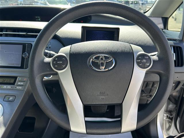 プリウス Ｓ　純正ナビ　車高調　社外グリル　Ｂカメ　ＥＴＣ　フロントカメラ　レーダー探知機　フルオートパワーウインドウ　スペアキー　電動格納ミラー　ドアバイザー　トノカバー　ＨＩＤヘッドライト　純正フロアマット（7枚目）