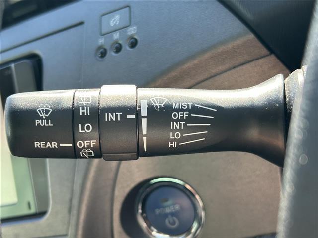 プリウス Ｓ　純正ナビ　車高調　社外グリル　Ｂカメ　ＥＴＣ　フロントカメラ　レーダー探知機　フルオートパワーウインドウ　スペアキー　電動格納ミラー　ドアバイザー　トノカバー　ＨＩＤヘッドライト　純正フロアマット（10枚目）