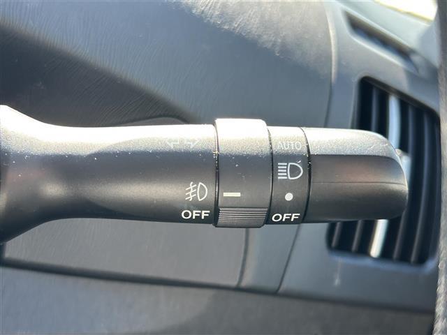 プリウス Ｓ　純正ナビ　車高調　社外グリル　Ｂカメ　ＥＴＣ　フロントカメラ　レーダー探知機　フルオートパワーウインドウ　スペアキー　電動格納ミラー　ドアバイザー　トノカバー　ＨＩＤヘッドライト　純正フロアマット（11枚目）