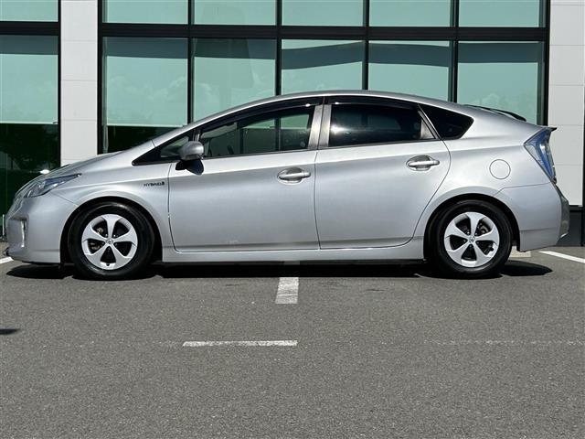 プリウス Ｓ　純正ナビ　車高調　社外グリル　Ｂカメ　ＥＴＣ　フロントカメラ　レーダー探知機　フルオートパワーウインドウ　スペアキー　電動格納ミラー　ドアバイザー　トノカバー　ＨＩＤヘッドライト　純正フロアマット（14枚目）