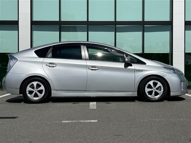 プリウス Ｓ　純正ナビ　車高調　社外グリル　Ｂカメ　ＥＴＣ　フロントカメラ　レーダー探知機　フルオートパワーウインドウ　スペアキー　電動格納ミラー　ドアバイザー　トノカバー　ＨＩＤヘッドライト　純正フロアマット（17枚目）