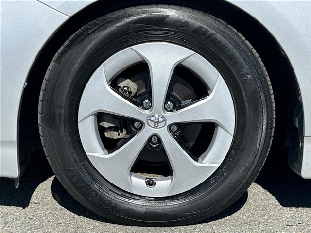 プリウス Ｓ　純正ナビ　車高調　社外グリル　Ｂカメ　ＥＴＣ　フロントカメラ　レーダー探知機　フルオートパワーウインドウ　スペアキー　電動格納ミラー　ドアバイザー　トノカバー　ＨＩＤヘッドライト　純正フロアマット（20枚目）