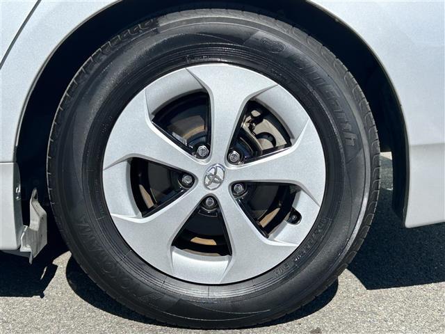 プリウス Ｓ　純正ナビ　車高調　社外グリル　Ｂカメ　ＥＴＣ　フロントカメラ　レーダー探知機　フルオートパワーウインドウ　スペアキー　電動格納ミラー　ドアバイザー　トノカバー　ＨＩＤヘッドライト　純正フロアマット（21枚目）