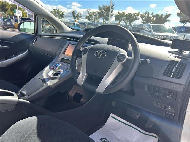 プリウス Ｓ　純正ナビ　車高調　社外グリル　Ｂカメ　ＥＴＣ　フロントカメラ　レーダー探知機　フルオートパワーウインドウ　スペアキー　電動格納ミラー　ドアバイザー　トノカバー　ＨＩＤヘッドライト　純正フロアマット（23枚目）