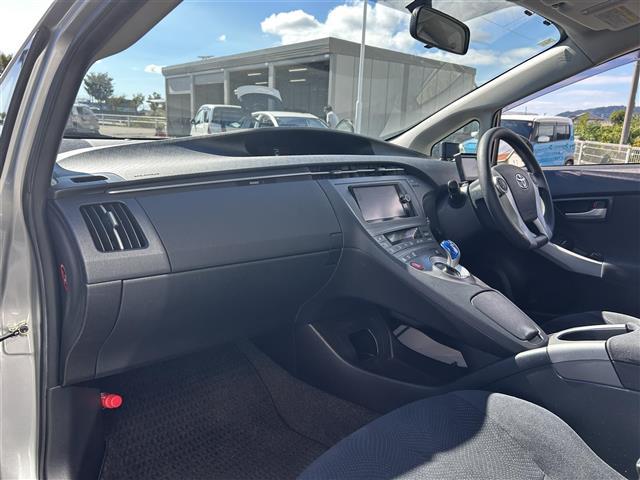 プリウス Ｓ　純正ナビ　車高調　社外グリル　Ｂカメ　ＥＴＣ　フロントカメラ　レーダー探知機　フルオートパワーウインドウ　スペアキー　電動格納ミラー　ドアバイザー　トノカバー　ＨＩＤヘッドライト　純正フロアマット（25枚目）