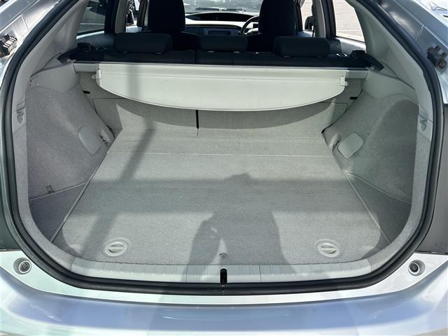 プリウス Ｓ　純正ナビ　車高調　社外グリル　Ｂカメ　ＥＴＣ　フロントカメラ　レーダー探知機　フルオートパワーウインドウ　スペアキー　電動格納ミラー　ドアバイザー　トノカバー　ＨＩＤヘッドライト　純正フロアマット（27枚目）