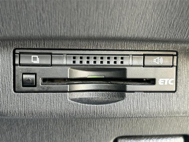 プリウス Ｓ　純正ナビ　車高調　社外グリル　Ｂカメ　ＥＴＣ　フロントカメラ　レーダー探知機　フルオートパワーウインドウ　スペアキー　電動格納ミラー　ドアバイザー　トノカバー　ＨＩＤヘッドライト　純正フロアマット（34枚目）