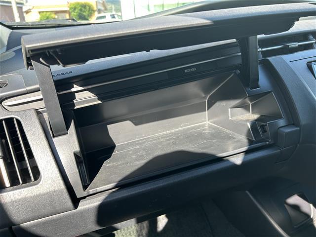 プリウス Ｓ　純正ナビ　車高調　社外グリル　Ｂカメ　ＥＴＣ　フロントカメラ　レーダー探知機　フルオートパワーウインドウ　スペアキー　電動格納ミラー　ドアバイザー　トノカバー　ＨＩＤヘッドライト　純正フロアマット（37枚目）