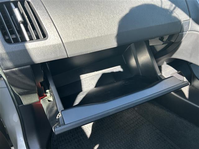 プリウス Ｓ　純正ナビ　車高調　社外グリル　Ｂカメ　ＥＴＣ　フロントカメラ　レーダー探知機　フルオートパワーウインドウ　スペアキー　電動格納ミラー　ドアバイザー　トノカバー　ＨＩＤヘッドライト　純正フロアマット（38枚目）