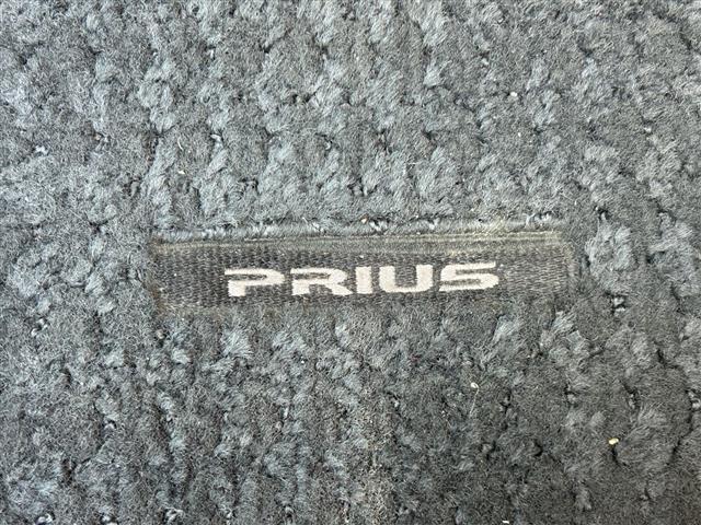 プリウス Ｓ　純正ナビ　車高調　社外グリル　Ｂカメ　ＥＴＣ　フロントカメラ　レーダー探知機　フルオートパワーウインドウ　スペアキー　電動格納ミラー　ドアバイザー　トノカバー　ＨＩＤヘッドライト　純正フロアマット（39枚目）