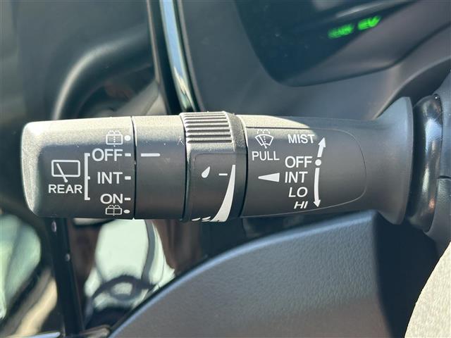 シャトル ハイブリッドZ ホンダセンシング ビルトインETC ホンダセンシング レーダークルーズコントロール 革巻きステアリング パドルシフト ステアリングスイッチ LEDヘッドライト フォグランプ オートライト ハーフレザーシート(11枚目)