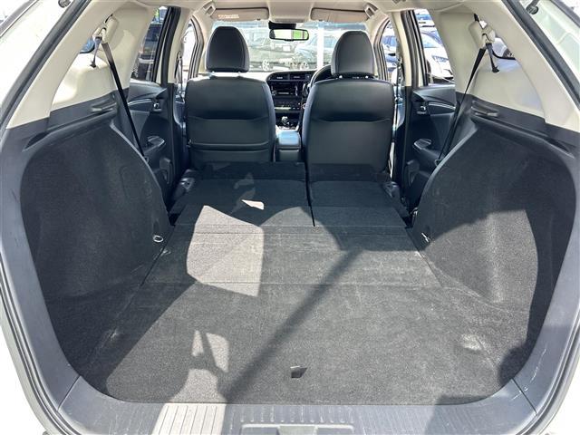 シャトル ハイブリッドZ ホンダセンシング ビルトインETC ホンダセンシング レーダークルーズコントロール 革巻きステアリング パドルシフト ステアリングスイッチ LEDヘッドライト フォグランプ オートライト ハーフレザーシート(27枚目)