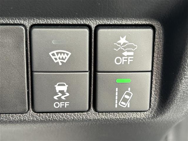 シャトル ハイブリッドZ ホンダセンシング ビルトインETC ホンダセンシング レーダークルーズコントロール 革巻きステアリング パドルシフト ステアリングスイッチ LEDヘッドライト フォグランプ オートライト ハーフレザーシート(33枚目)