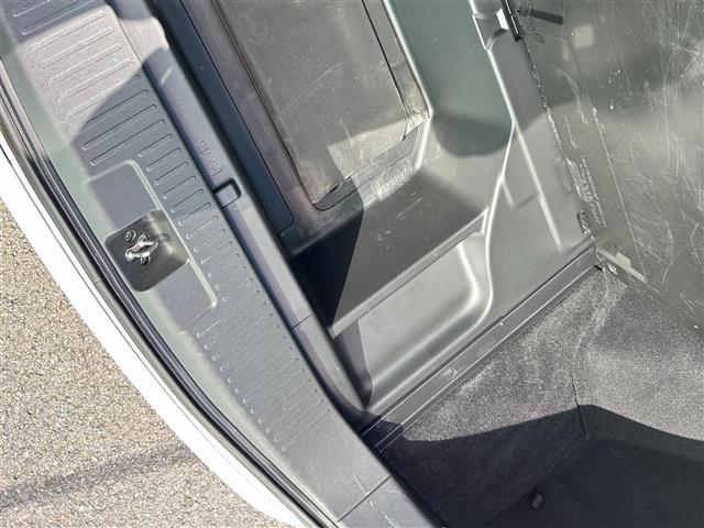 シャトル ハイブリッドZ ホンダセンシング ビルトインETC ホンダセンシング レーダークルーズコントロール 革巻きステアリング パドルシフト ステアリングスイッチ LEDヘッドライト フォグランプ オートライト ハーフレザーシート(38枚目)