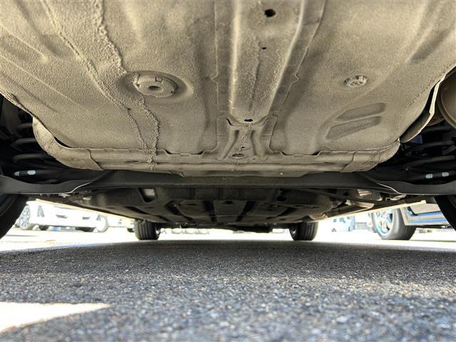 シャトル ハイブリッドZ ホンダセンシング ビルトインETC ホンダセンシング レーダークルーズコントロール 革巻きステアリング パドルシフト ステアリングスイッチ LEDヘッドライト フォグランプ オートライト ハーフレザーシート(41枚目)