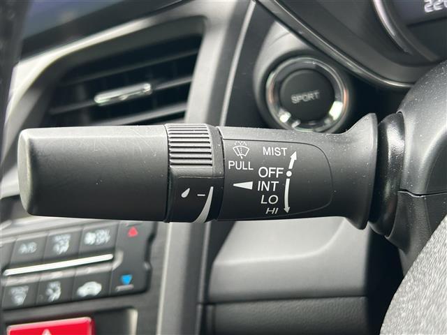 【オートワイパー(AUTO)】雨が降り出した時に、雨滴検出用センサー(レインセンサー)が雨滴を感知すると、自動でワイパーが動作します。