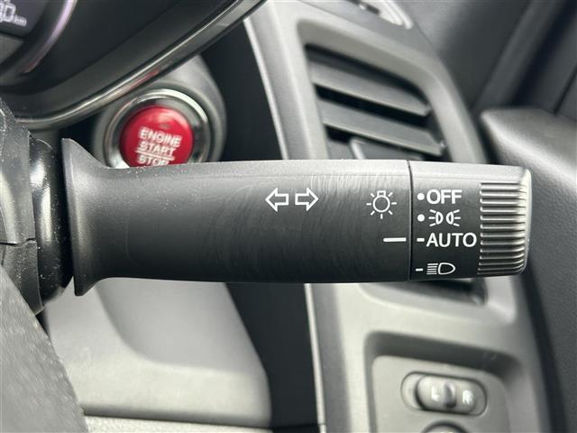 【オートライト(AUTO)】外の明るさをシステムが感知して、自動でヘッドライトが点灯します!ヘッドライトをつけ忘れを防ぐ便利機能です。