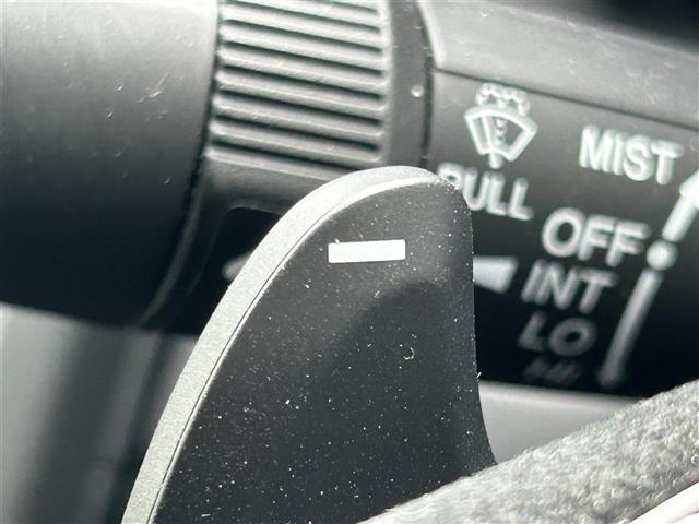 【パドルシフト(AT車)】MT車と同じように好きなギアで走ることができます!ステアリングから手を離さずに指先だけでシフト操作ができ、よりスポーティな走りをお楽しみいただけます。