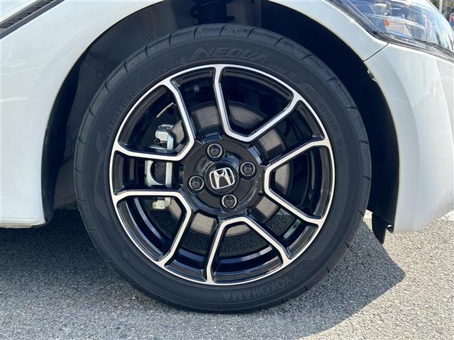 【純正アルミホイール】純正の専用アルミホイールが足元を飾ります。IDOMでは、社外アルミホイールや、スタッドレスタイヤも取扱いしております。ぜひご相談ください。