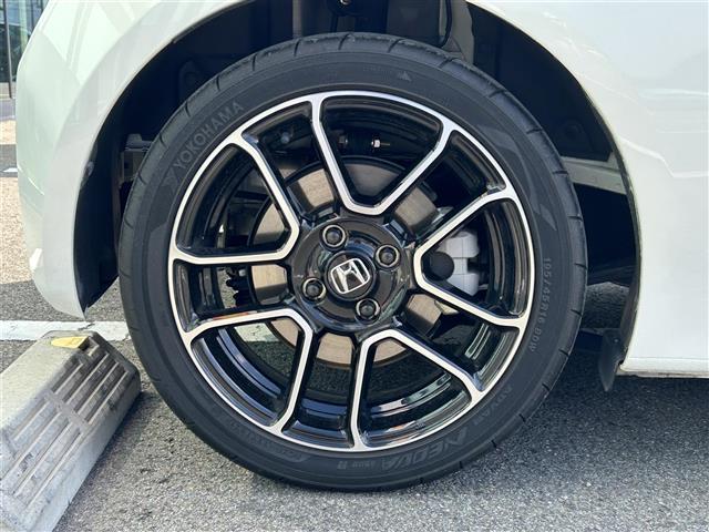 【純正アルミホイール】純正の専用アルミホイールが足元を飾ります。IDOMでは、社外アルミホイールや、スタッドレスタイヤも取扱いしております。ぜひご相談ください。