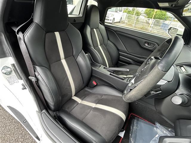 【運転席】座り心地が良いシートなので長時間の運転でも快適にお過ごしいただけます。新品のフロアマットのご注文も可能です。掲載箇所以外にご希望の写真がございましたらお気軽にお問い合わせ下さい。