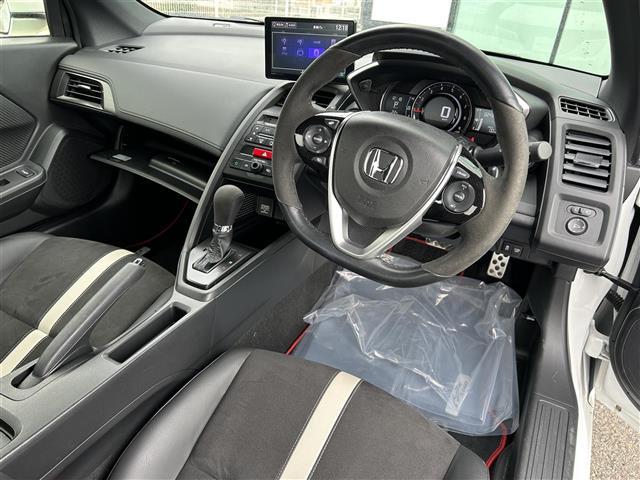 【運転席】座り心地が良いシートなので長時間の運転でも快適にお過ごしいただけます。新品のフロアマットのご注文も可能です。掲載箇所以外にご希望の写真がございましたらお気軽にお問い合わせ下さい。