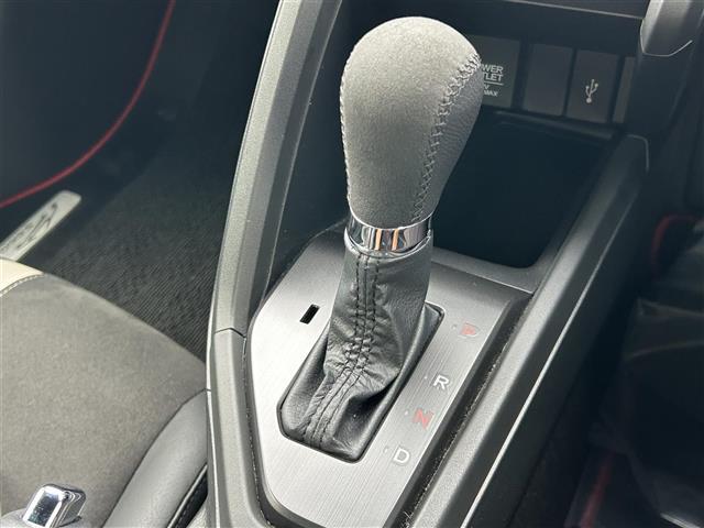 【シフトレバー】シフトの操作がしやすく快適なドライブを楽しんでいただけます。