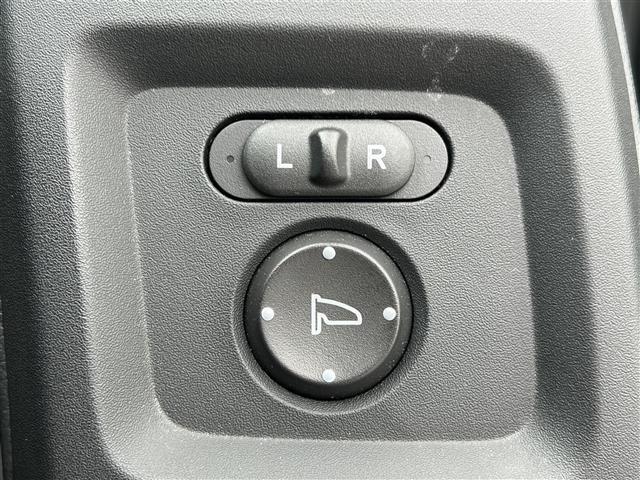 【電動格納ミラー】運転席のスイッチで、ドアミラーの開閉や角度の調整ができます。