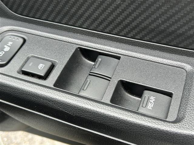 【パワーウインドウ】運転席のスイッチで、各席の窓ガラスの開閉ができます。あると便利ですよね。