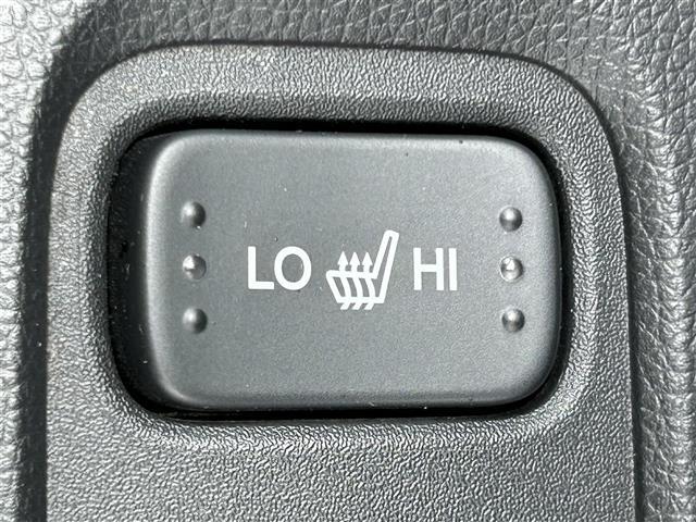 【シートヒーター】シートを温めてくれる暖房機器です。長時間座っていると負担が掛かりやすい背中や腰、または冬場などの寒い日に冷えやすい脚部に快適なぬくもりを伝えます。