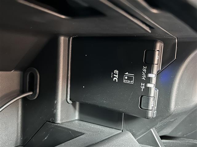 【ETC】有料道路を利用する際に料金所で停止することなく通過できる、ETC車載器(ノンストップ自動料金収受システム機器)が装備されています。セットアップを行うことで利用可能になります。