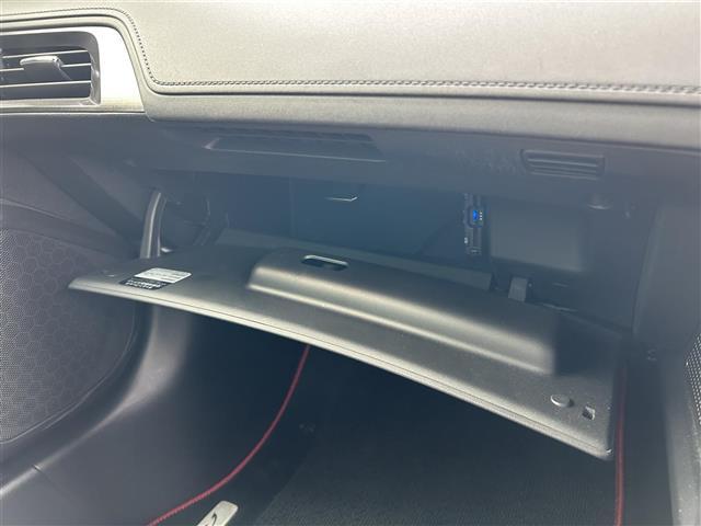 【グローブボックス】大容量のグローブボックスです!!車検証ケース他、日頃使う小物類の収納スペースもたくさんあります!//