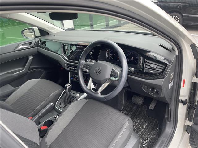 ポロ TSIアクティブ 純正ディスプレイオーディオ バックカメラ 前後ドラレコ ETC2.0 ステリモ パドルシフト 前後コーナーセンサー 置くだけ充電器 レーダークルコン LEDヘッドライト オートライト Pスタート(24枚目)