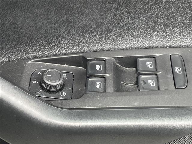 ポロ TSIアクティブ 純正ディスプレイオーディオ バックカメラ 前後ドラレコ ETC2.0 ステリモ パドルシフト 前後コーナーセンサー 置くだけ充電器 レーダークルコン LEDヘッドライト オートライト Pスタート(39枚目)