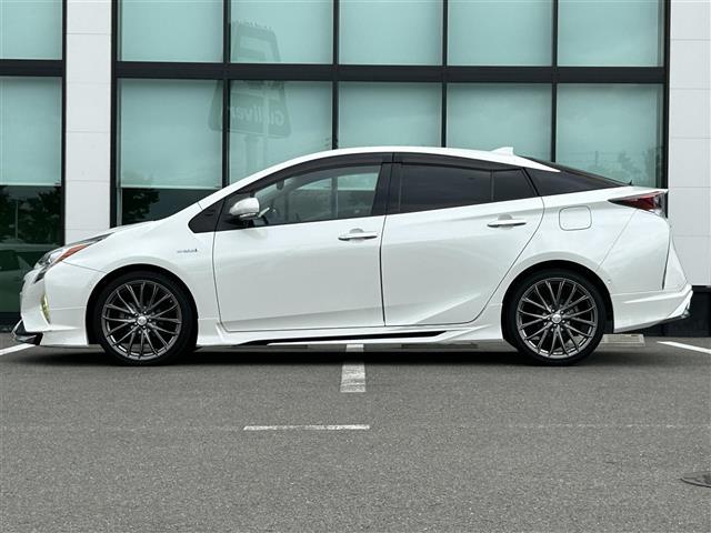 プリウス Ａツーリングセレクション　純正９インチナビ　バックカメラ　モデリスタエアロ　ドラレコ　ＥＴＣ　ブラインドスポットモニター　レーダークルコン　ヘッドアップディスプレイ　オートライト　シートヒーター　ステリモ　衝突軽減ブレーキ（15枚目）