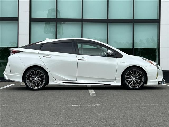 プリウス Ａツーリングセレクション　純正９インチナビ　バックカメラ　モデリスタエアロ　ドラレコ　ＥＴＣ　ブラインドスポットモニター　レーダークルコン　ヘッドアップディスプレイ　オートライト　シートヒーター　ステリモ　衝突軽減ブレーキ（18枚目）