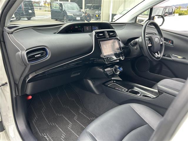 プリウス Ａツーリングセレクション　純正９インチナビ　バックカメラ　モデリスタエアロ　ドラレコ　ＥＴＣ　ブラインドスポットモニター　レーダークルコン　ヘッドアップディスプレイ　オートライト　シートヒーター　ステリモ　衝突軽減ブレーキ（26枚目）