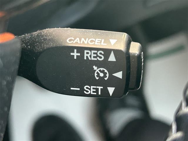 シエンタ ハイブリッドG 社外10インチフローティングナビ バックカメラ 両側パワースライドドア モデリスタエアロ 運転席シートヒーター 革巻きステアリング ステアリングスイッチ 衝突軽減カメラ 車線逸脱防止機能 クルコン(11枚目)