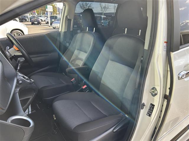 シエンタ ハイブリッドG 社外10インチフローティングナビ バックカメラ 両側パワースライドドア モデリスタエアロ 運転席シートヒーター 革巻きステアリング ステアリングスイッチ 衝突軽減カメラ 車線逸脱防止機能 クルコン(23枚目)