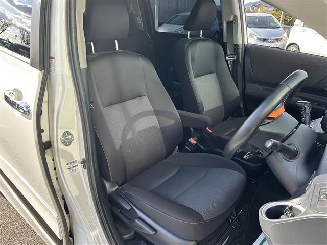 シエンタ ハイブリッドG 社外10インチフローティングナビ バックカメラ 両側パワースライドドア モデリスタエアロ 運転席シートヒーター 革巻きステアリング ステアリングスイッチ 衝突軽減カメラ 車線逸脱防止機能 クルコン(24枚目)